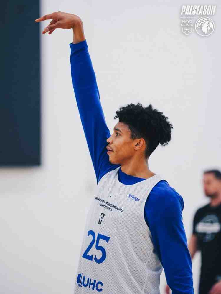 森林狼晒训练照：华子迎着双人防守跳投 芬奇与迪文岑佐交流